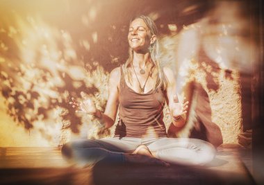 Terasta yoga yapan güzel bir kadın.