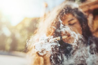 Boruları olan güzel bir şaman kadın.