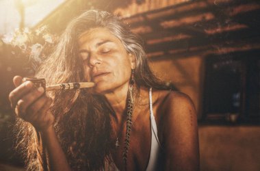 Boruları olan güzel bir şaman kadın.