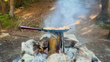 Doğada ateşte yemek pişirmek