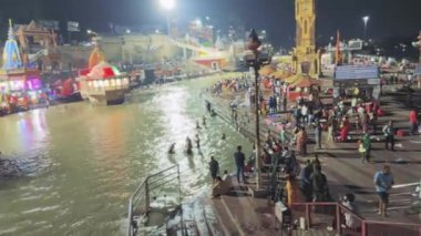 Hindistan 'ın güzel nehir kıyısı boyunca canlı bir gece şenliği. Ganga aarti ayinleri Haridwar 'da Hindu rahipler tarafından gerçekleştirildi. Haridwar Hindistan 28 Eylül 2024