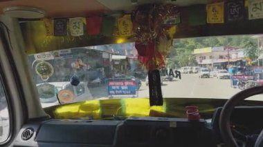 Yoldaki bir Hint kamyonundan detaylı bir görüntü. Hint şehri Rishikesh, 28 Eylül 2024