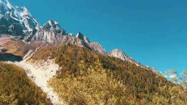 Karla kaplı zirvelerden görkemli sonbahar dağlarının manzarası