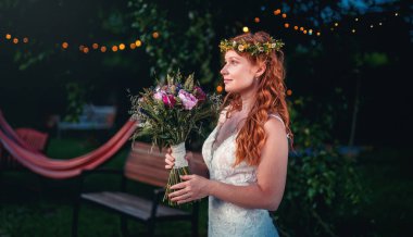 Doğanın nefes kesen güzelliğiyle çevrili zarif gelinlik içinde güzel bir gelin.