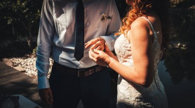 Gelin ve damat alyanslarını takıyorlar. Güzel ve Romantik Düğün Anı