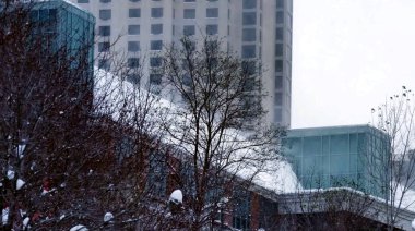 Hollanda 'da kışın modern şehir manzarası