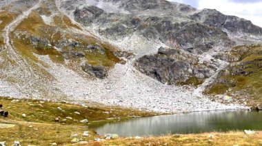 Dağ gölünün güzel manzarası