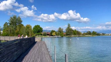 Parktaki göl manzarası