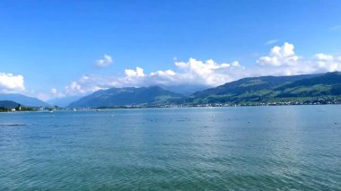 Dağlardaki güzel göl manzarası