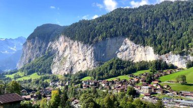 İsviçre Alplerindeki dağların manzarası