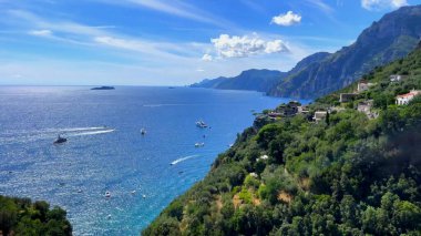 Denize ve dağlara bak.