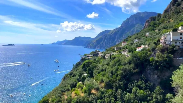 Deniz manzarası ve Akdeniz kıyısının dağları.