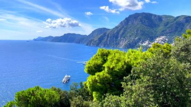 Denize ve dağlara bak.