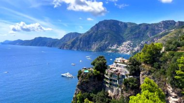 Yazın Akdeniz adasının manzarası.