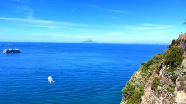 Güzel deniz manzarası ve Akdeniz kıyısı adası.
