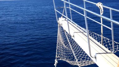 Denizde yelkenli teknesi