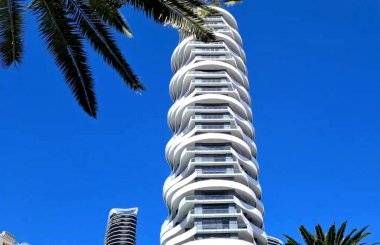 Şehrin modern binası