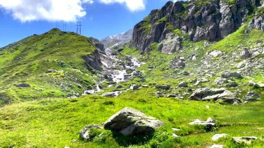 Yeşil çimenleri ve mavi gökyüzü olan güzel dağ manzarası