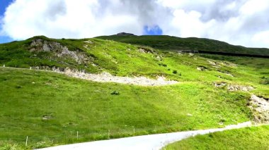 Dağları ve yeşil otları olan güzel bir manzara.