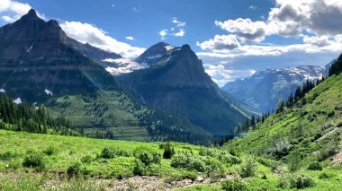 Dağları ve bulutları olan güzel bir manzara