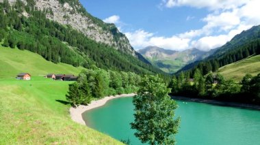 Göl ve dağlarla dolu güzel bir manzara.