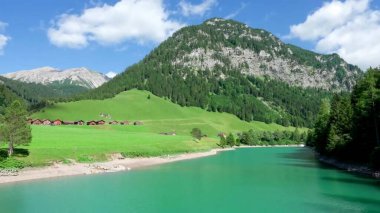 Göl ve dağlarla dolu güzel bir manzara.