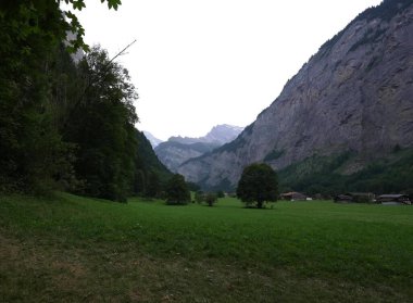 Dağları ve bulutları olan güzel bir manzara