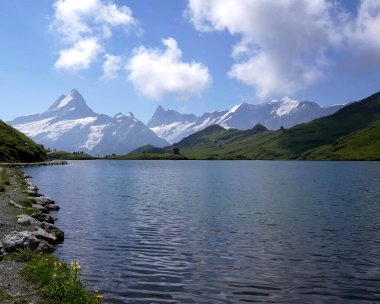 Göl ve dağlarla dolu güzel bir manzara.
