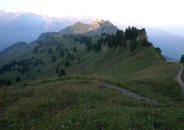 Dağları ve bulutları olan güzel bir manzara