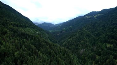 Dağları ve bulutları olan güzel bir manzara