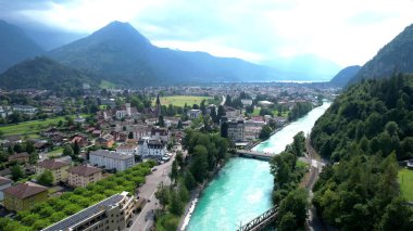 Nehir manzarası ve Kafkasların dağları