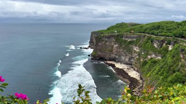 Deniz kıyısının güzel manzarası