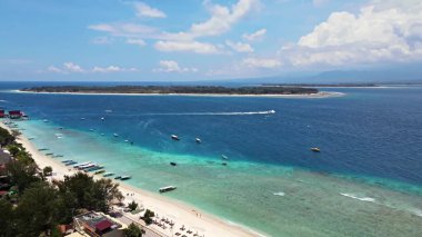 Mavi gökyüzü olan güzel sahil