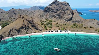 Plajı ve denizi olan tropik adanın havadan görünüşü