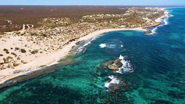 Deniz kıyısının güzel manzarası