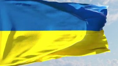 Ukrayna Bayrak Döngüsü. Ukrayna bayrağı rüzgarda dalgalanıyor. Son derece detaylı kumaş dokusuyla kusursuz sonsuz döngü..
