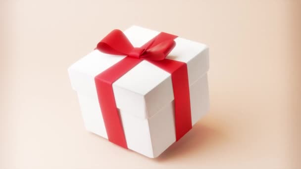白色礼品盒 白色缎带 3D动画无缝循环 假日和礼物概念 — 图库视频影像