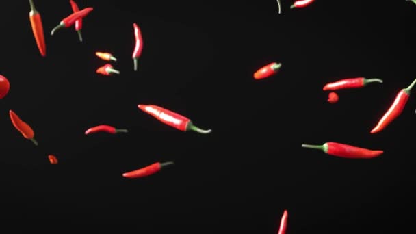 Ardei Iute Roșu Căzând Fundalul Negru Închis Uhd 3840X2160 Redare — Videoclip de stoc