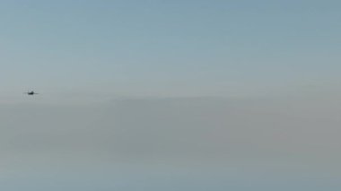 Askeri uçak jeti F-16 yüksek irtifadan bomba atıyor. 4K.