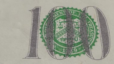 Bu, yeşil mührünü ve karmaşık tasarımlarını gösteren 100 dolarlık banknotun ayrıntılı ve bilgilendirici bir görüntüsü.