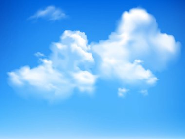 Yumuşak beyaz bulutları olan güzel mavi bir gökyüzü huzurlu ve huzurlu bir atmosfer yaratır. Parlak güneşli gün, doğal manzaranın güzelliğini arttırır..