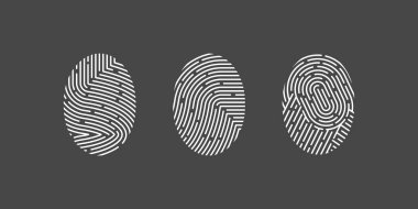 Koyu gri bir arkaplanda yatay olarak dizilmiş üç beyaz parmak izi biyometrik güvenliğin temiz ve modern bir illüstrasyonunu oluşturuyor..