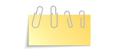 Üzerinde dört gümüş ataç olan sarı yapışkan bir not. Arka plan beyaz ve görüntü iyi ışıklandırılmış bir stüdyo çekimi. Ofis malzemeleri.