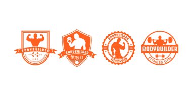 Çeşitli tasarımları olan dört turuncu vücut geliştirme logosu. Her logo kaslı bir figür ve fitness ve vücut geliştirmeyle ilgili metin içeriyor. Stüdyo görüntüsü beyaz.