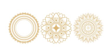 Beyaz arka planda arka arkaya üç altın çiçek deseni dizilir. Tasarımlar simetrik ve merkezli, karmaşık detaylar ve kalıplar sergiliyor.