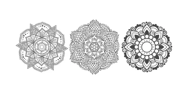 Arka arkaya üç mandala tasarımı sergileniyor. Tasarımlar karmaşık ve detaylı, çiçekli ve geometrik desenli. Beyaz bir arka plandalar..