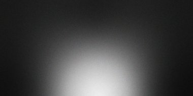 Pankart, başlık veya modern dijital arkaplan tasarımları için kütleli beyaz ışık ve gürültü dokusu efektine sahip siyah eğimli arkaplan