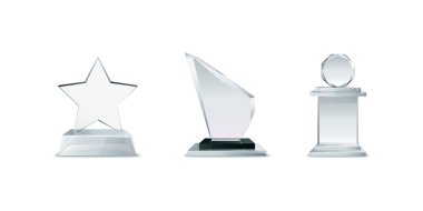 Parlak şeffaf ödüller ve kazanan kupalar zarif kristal ve akrilik tasarımların arka planda izole edildiği, tanınmak için mükemmel, zafer ve kutlama etkinlikleri içeren vektör illüstrasyonları.