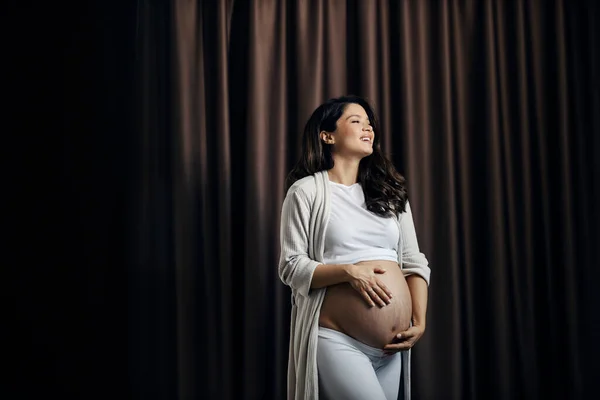 Šťastná Těhotná Žena Hladí Své Břicho Zatímco Očekává Dítě — Stock fotografie