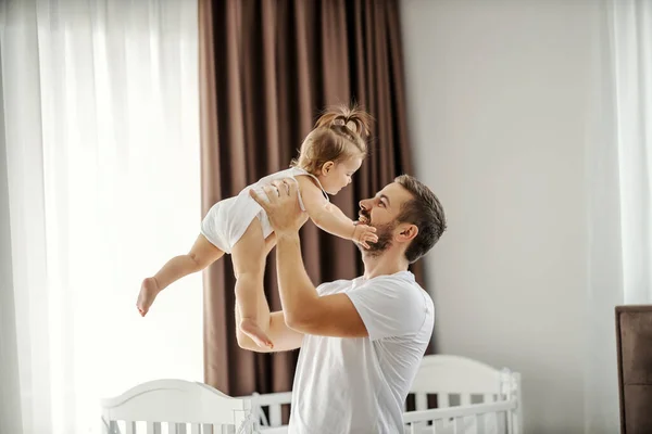 Padre Feliz Está Levantando Hija Aire Mientras Ella Ríe Divierte — Foto de Stock
